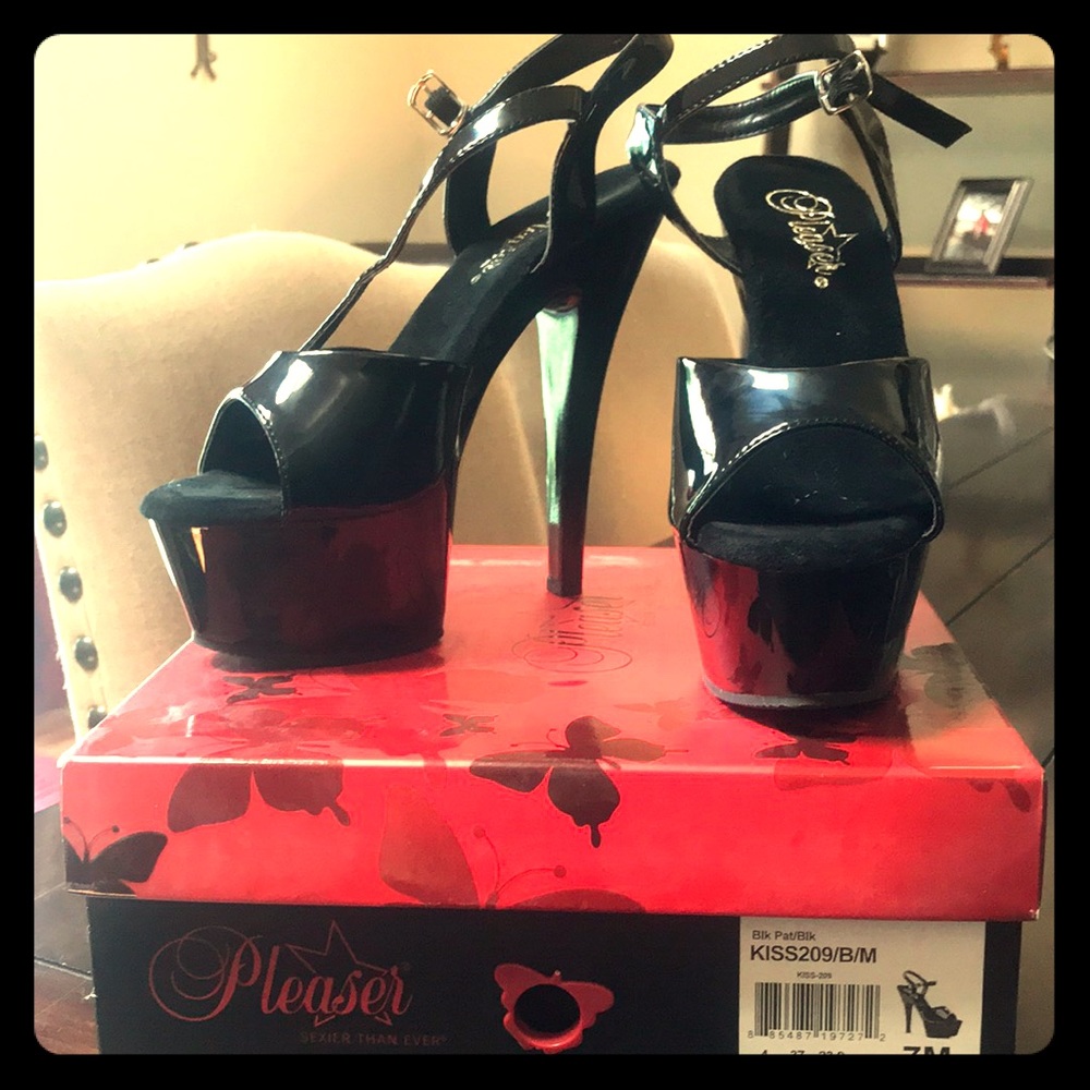 Black patent leather / Black platform heels 👠